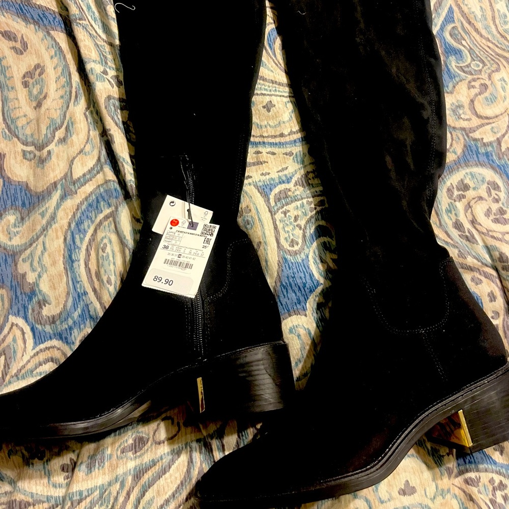 Flat Heel Boots . Black size 8 brand new , never worn